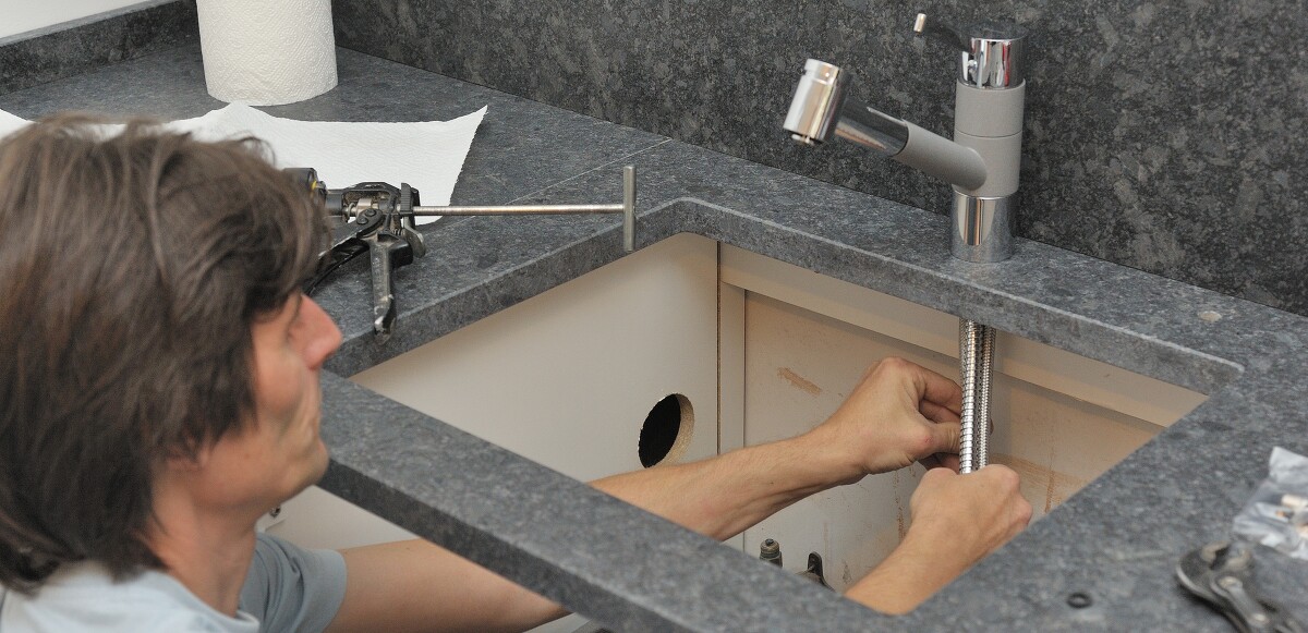 Wir kommen zu Ihnen – wenn es in Ihrer Küche klemmt. Wir kommen zu Ihnen – wenn es in Ihrer Küche klemmt.