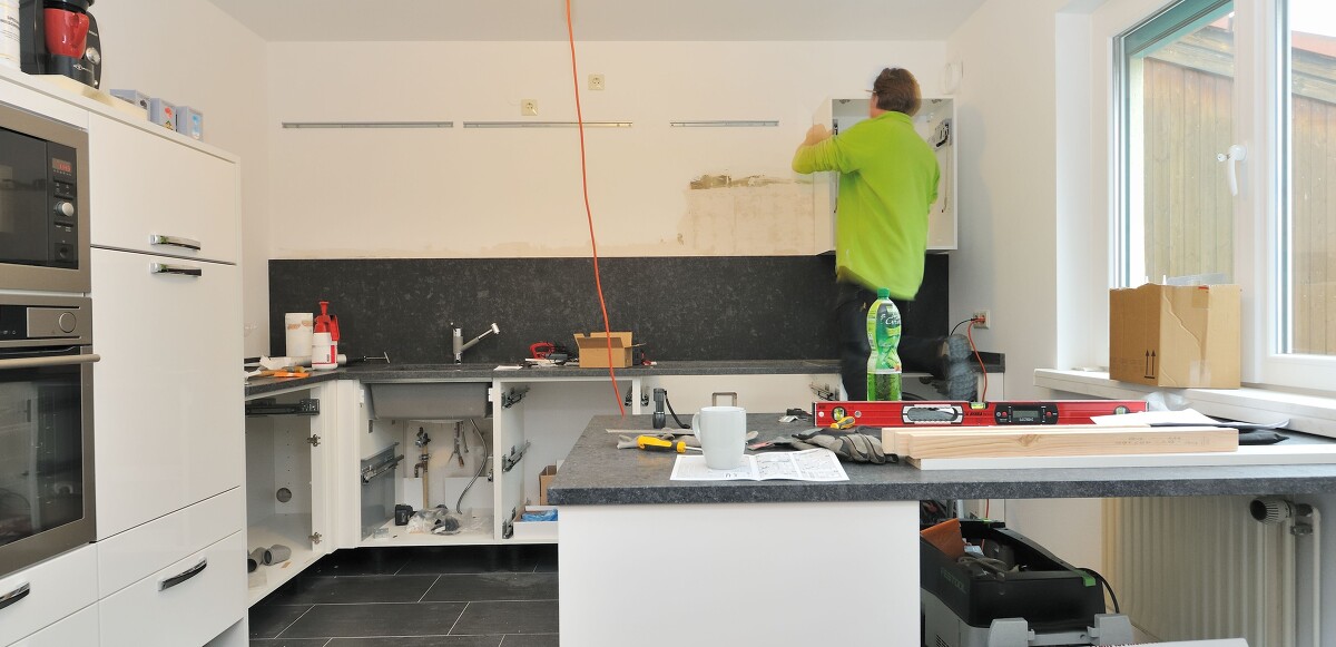 Jede Küche steht und fällt mit der Montage. Jede Küche steht und fällt mit der Montage.